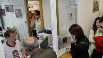 <b>DESBORDADOS. </b>En las oficinas del club se despacharon ayer un gran número de entradas.