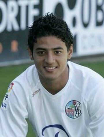 Después de su campeonato del mundo en 2005 con la sub-17 de México, Carlos Vela pasó de las fuerzas básicas de Chivas al futbol español con el Salamanca.