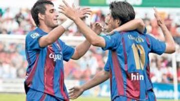 <b>SUPERIORIDAD. </b>Los jugadores del Huesca celebran el gol de Camacho, uno de los mejores del partido.