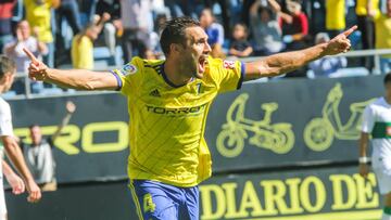 Rober Correa celebra un gol con el Cádiz.