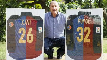 Joan Vilá posa con las camisetas del Barcelona de Puyol y Xavi.