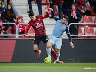 Novoa pugna con Embarba en el partido entre Mirandés y Almería.