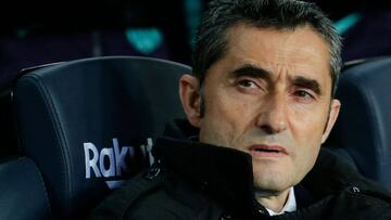 Barcelona&#039;s Spanish coach Ernesto Valverde looks on during the Spanish League football match between Barcelona and Real Valladolid at the Camp Nou stadium in Barcelona on February 16, 2019. (Photo by Pau Barrena / AFP)