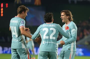 Antoine Griezmann celebra el gol junto a Marcos Llorente, asistente en su gol, y Giuliano Simeone.