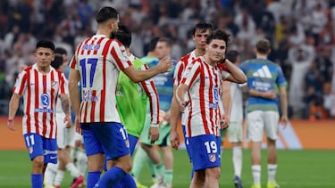 Pubill consuela a Julián Alvarez en el partido ante el Real Madrid.