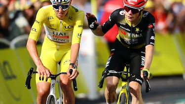 Vingegaard saluda a Pogacar en la meta de la 10ª etapa del Tour 2025.