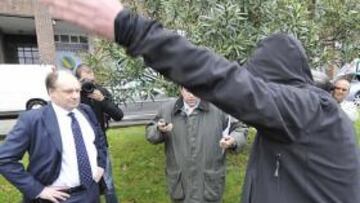 Aficionados del Racing increpan a los abogados de Alí Syed a su llegada a la Junta de accionistas.