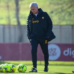 Mourinho offers himself as an option to take control at Chelsea