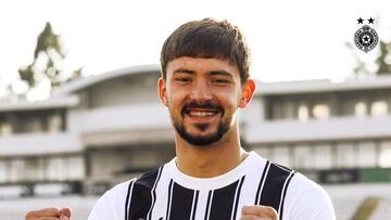 Bojan Kovačević posando en una foto en su llegada al Partizán. Foto: Partizán de Belgrado.