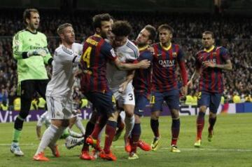 23-03-2014. Jornada 29 de la Liga BBVA. El Barcelona ganó 3-4 en el Bernabéu en un partido lleno de polémica. Los tres penaltis que indicó Undiano Mallenco y la expulsión de Sergio Ramos marcaron el encuentro. En la imagen, el incidente entre Cesc y Pepe.