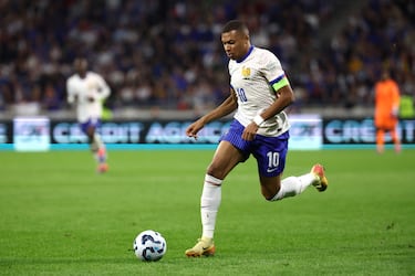 Mbappé stalking legends