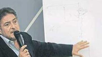 <b>BLOQUEO Y CONTINUACIÓN. </b>Pepu explicó que la defensa no debía perder de vista a las torres helenas.