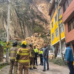 Grave derrumbe en Usaquén, al norte de Bogotá: una casa quedó sepultada bajo la tierra