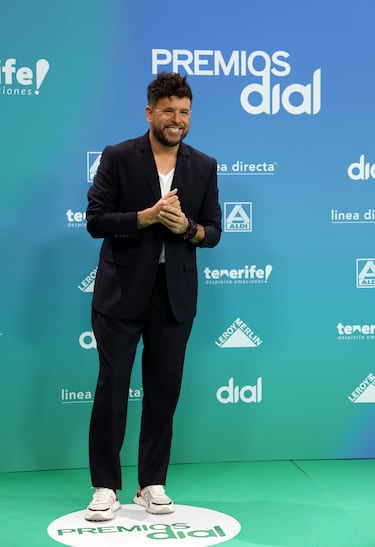 Pablo López, ante los medios en la alfombra verde de los Premios Dial.