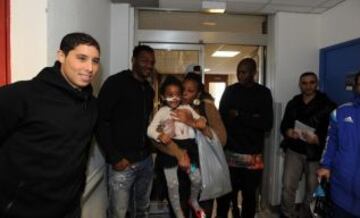 Abdelaziz Barrada, Steve Mandanda y Rod Fanni en el hospital.