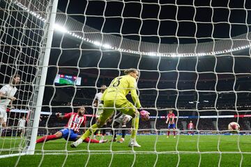 1-0. Ángel Correa se interna por la línea de fondo, asiste al delantero neerlandés que con su pie izquierdo empuja el balón al fondo de la portería de Orjan Haskjold.