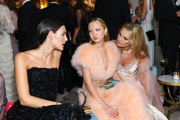 Lila Grace y Kate Moss durante la Met Gala 2023 celebrada en el museo MET de Nueva York.