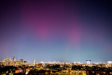 Las luces del norte o auroras boreales son visibles sobre el horizonte de Nueva York el 11 de octubre de 2024 en la ciudad de Nueva York.