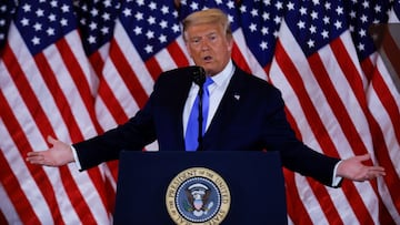 FOTO DE ARCHIVO: El presidente Donald Trump habla sobre los primeros resultados de las elecciones presidenciales en el Sal&oacute;n Este de la Casa Blanca en Washington.