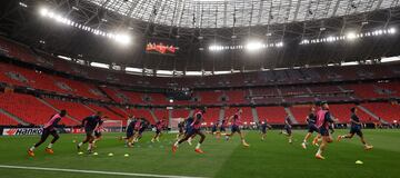 Los jugadores del Sevilla durante el entrenamiento.