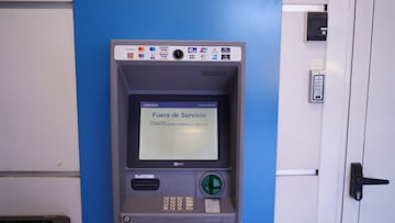 Cajero automático fuera de servicio por el apagón en Coruña, a 28 de abril de 2025, en A Coruña, Galicia (España). Un apagón eléctrico ha asolado España, Portugal y parte de Francia a las 12.30h. de la mañana. Sin saber aún las causas concretas del apagón, poco a poco se recupera el suministro eléctrico en todas las regiones de la Península Ibérica. Algunas ciudades y municipios han estado más de 12 horas sin luz, y otras zonas aún no la han recuperado.
29 ABRIL 2025
Gustavo de la Paz / Europa Press
29/04/2025