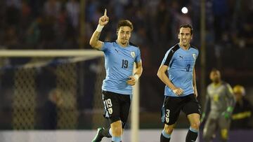 Uruguay&#039;s Sebastian Coates (L) celebrates next to teammate Sebastain Coates after scoring against Ecuador during their 2018 FIFA World Cup qualifier football match in Montevideo, on November 10, 2016. / AFP PHOTO / MIGUEL ROJO