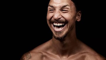 Zlatan Ibrahimovic presenta su obra de arte: un espectacular tatuaje en la espalda.