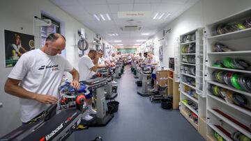 Imagen del Servicio de raquetas de Wimbledon, donde se preparan para los jugadores.