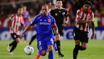 Futbol, Estudiantes vs Universidad de Chile.
Fase de grupos, Copa Libertadores 2025.
El jugador de Universidad de Chile Marcelo Diaz juega el balon contra de Estudiantes durante el partido de copa libertadores por el grupo A disputado en el estadio Jorge Luis Hirschi en Buenos Aires, Argentina.
08/04/2024
Foto Baires/Photosport
Football, Estudiantes vs Universidad de Chile.
Group stage, Copa Libertadores 2025.
Universidad de Chile’s player Marcelo Diaz, play the ball against of Estudiantes during the copa libertadores match for group A at the Jorge Luis Hirschi stadium in Buenos Aires, Argentina.
08/04/2024
Foto Baires/Photosport