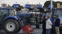 Agricultores y tractores durante una concentración en la entrada de Mercabarna, a 13 de febrero de 2024, en Barcelona, Catalunya (España). Las acciones de hoy de los agricultores y ganaderos se han convocado por Unió de Pagesos y Revolta Pagesa en Mercabarna, el Port de Tarragona y en la AP-7 y la N-II en Pontós (Girona). Agricultores y ganaderos de toda España han sacado sus tractores a las carreteras por sexto día consecutivo, para pedir mejoras en el sector, entre ellas exigir ayudas para afrontar las sequías que sufre el campo. Además, protestan contra las políticas europeas y su falta de rentabilidad. Las acciones de hoy de los agricultores y ganaderos en Catalunya se han convocado por Unió de Pagesos y Revolta Pagesa en Mercabarna, el Port de Tarragona y en la AP-7 y la N-II en Pontós (Girona).
13 FEBRERO 2024;BARCELONA;AGRICULTORES;GANADEROS;TRACTORES
Kike Rincón / Europa Press
13/02/2024