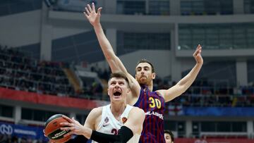 Víctor Claver, pieza clave en la defensa del Barça de Pesic.