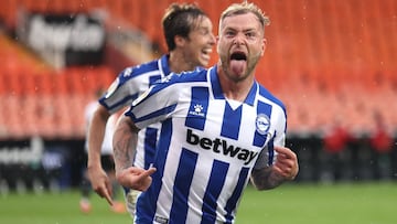 VALENCIA, SPAIN - APRIL 24: John Guidetti of Deportivo Alaves celebrates after scoring their sides first goal during the La Liga Santander match between Valencia CF and Deportivo Alavés at Estadio Mestalla on April 24, 2021 in Valencia, Spain. Spo