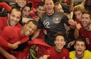 Los jugadores de Portugal celebran la clasificación.