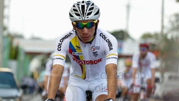 Robinson L&oacute;pez posa con el maillot de campe&oacute;n de Colombia de ciclismo en ruta en categor&iacute;a sub-23.