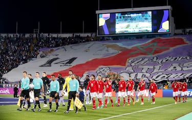 Los protagonistas del encuentro salen al terreno de juego.
