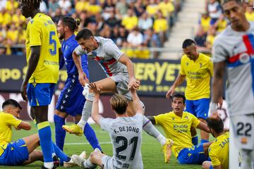 Se formó una melé entre De Jong, Ledesma y un zaguero del Cádiz y en el lío  apareció Robert Lewandowski para empujarla al fondo de la portería.