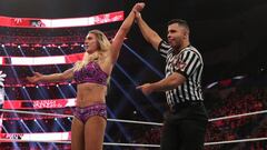 Charlotte Flair celebra su victoria en el Raw del 30 de diciembre.