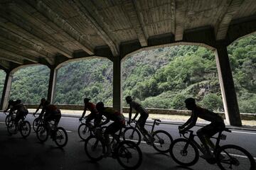 El pelotón de ciclistas pasa a través de un túnel de montaña en el ascenso del Col du Tourmalet durante la decimocuarta etapa.