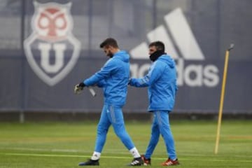 El entrenador de  de Universidad de Chile Angel Hoyos es fotografiado junto al portero Fernando de Paul  durante  el entrenamiento  en las canchas del CDA en Santiago, Chile.