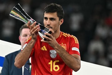 Spain's midfielder #16 Rodri kisses his Best Player trophy after winning the UEFA Euro 2024 final football match between Spain and England at the Olympiastadion in Berlin on July 14, 2024. (Photo by JAVIER SORIANO / AFP)