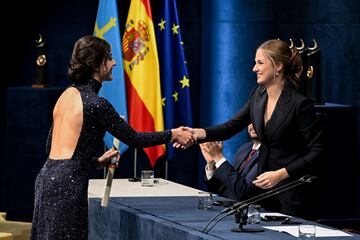 La jugadora olímpica de badminton, Carolina Marín, recibe el Premio Princesa de Asturias del Deporte de manos de la princesa Leonor.