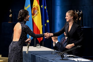 La jugadora olímpica de badminton, Carolina Marín, recibe el Premio Princesa de Asturias del Deporte de manos de la princesa Leonor.