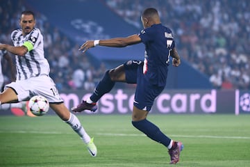 El delantero francés del Paris Saint-Germain, Kylian Mbappe, dispara para anotar el gol 1-0 frente al defensor italiano de la Juventus, Leonardo Bonucci.