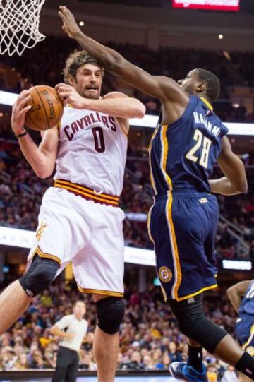 Kevin Love de los Cleveland Cavaliers recoge un rebote ante Ian Mahinmi de los Pacers.