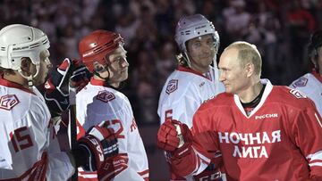Russian President Vladimir Putin welcomes players during a gala match at the All-Russia Festival of Night Hockey League in Sochi, Russia May 10, 2018. Sputnik/Alexei Nikolsky/Kremlin via REUTERS ATTENTION EDITORS - THIS IMAGE WAS PROVIDED BY A THIRD PARTY
