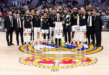 Florentino Perez poses with the Real Madrid team in honor of Llull for his record of trebles.