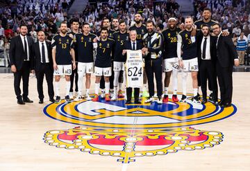 Florentino Pérez posa con la plantilla del Real Madrid en el homenaje a Llull por su récord de triples.