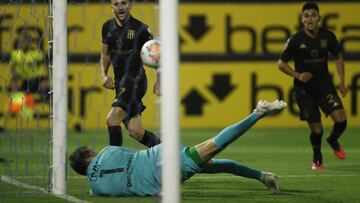 Argentina's Racing Club midfielder Benjamin Garre (L) scores against Peru's Alianza Lima during their closed-door Copa Libertadores group phase football match at the Alejandro Villanueva Stadium in Lima, on September 23, 2020, amid the COVID-19