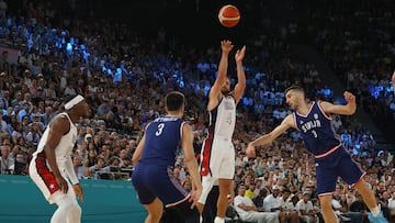 Stephen Curry of United States in action with Filip Petrusev of Serbia.