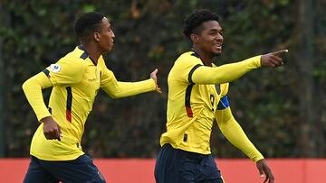 Ecuador's Justin Cuero (R) celebrates after scoring against Paraguay during their South American U-20 football championship final round match at the Metropolitano de Techo stadium in Bogota, on February 12, 2023. (Photo by Juan BARRETO / AFP)